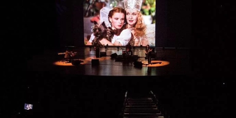 Ocidente Acústico apresenta Cine Floyd, show de Pink Floyd ao vivo, projeção de cinema e a sincronia mítica entre as duas obras, nesta quinta-feira (19), às 21h30