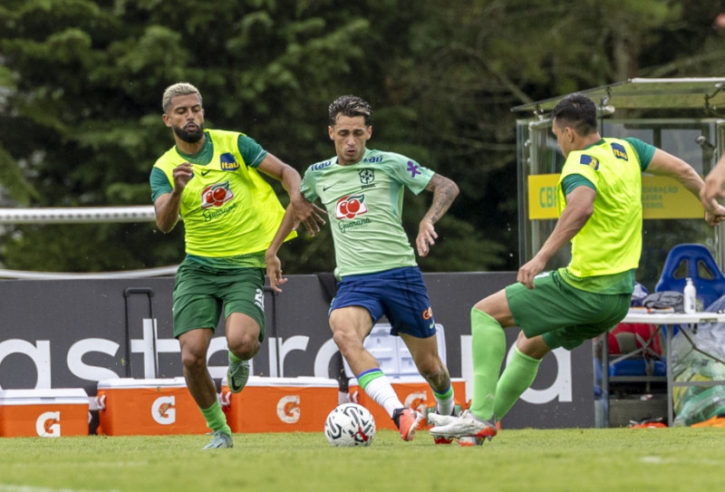 O técnico Ramon Menezes testou dois times diferentes em cada tempo da partida