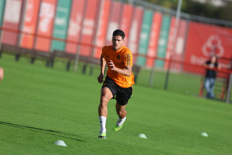 O volante Rômulo assinou o vínculo com o clube gaúcho até o final de 2027