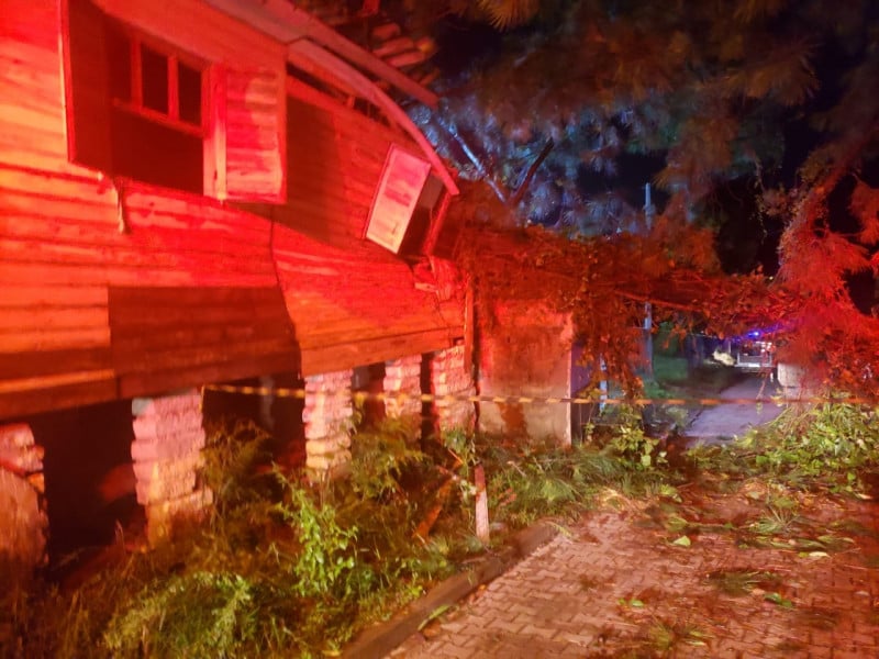 No Arroio da Manteiga, em São Leopoldo, um pinheiro foi derrubado pela ação do vento e atingiu duas residências