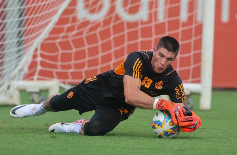 Rochet sente desconforto e está fora da estreia do Inter no Gauchão