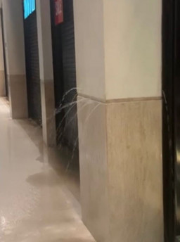 Chuva causa estragos e fecha lojas em shoppings de Porto Alegre