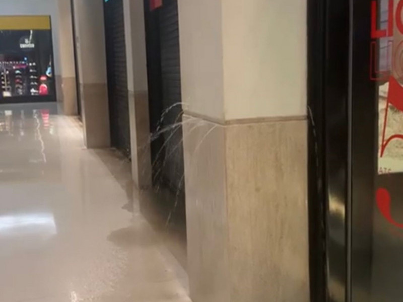 Imagem mostra água jorrando de coluna no acesso a uma loja no segundo piso do Iguatemi