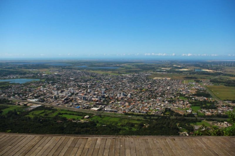 Mirante do Morro da Borússia é um dos principais atrativos; cidade chega a ter população 7x maior no verão