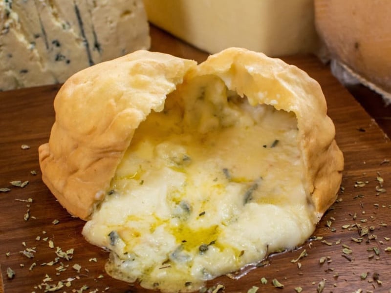 O pastel de quatro queijos do Luigi conta com mussarela, gorgonzola, provolone e requeij&atilde;o Foto: LUIGI PAST&Eacute;IS/REPRODU&Ccedil;&Atilde;O/JC
