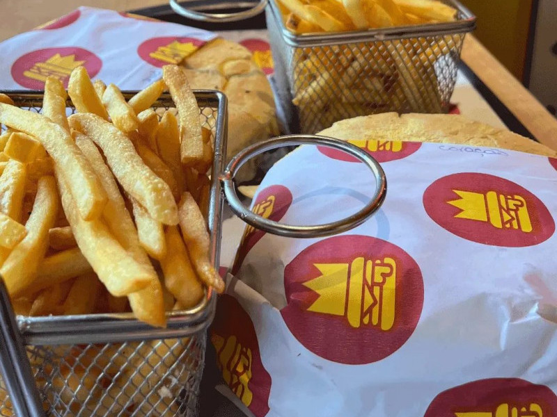 O Soberano atua com delivery e consumo no local no bairro Petr&oacute;polis Foto: SOBERANO XIS/REPRODU&Ccedil;&Atilde;O/JC