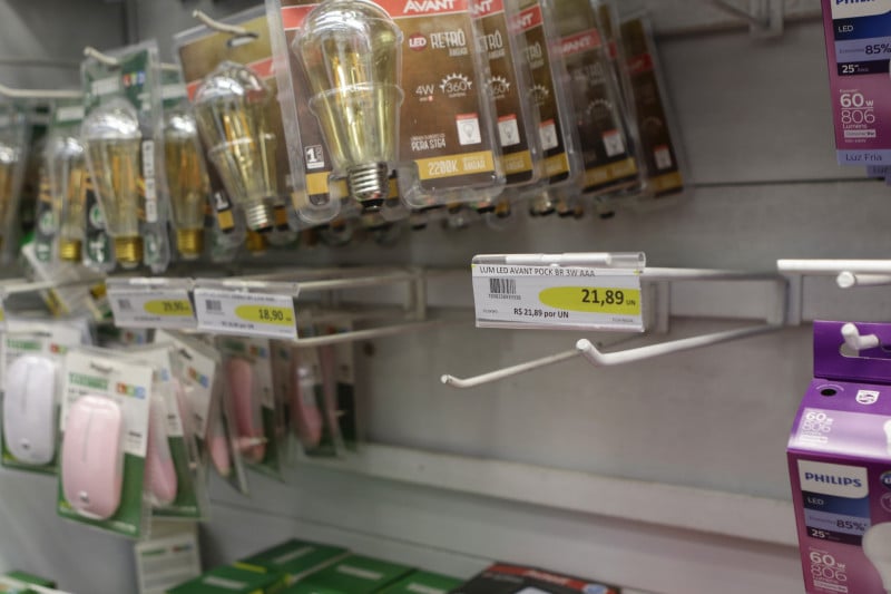 Comércio registra escassez de itens relacionados à falta de luz e água em Porto Alegre