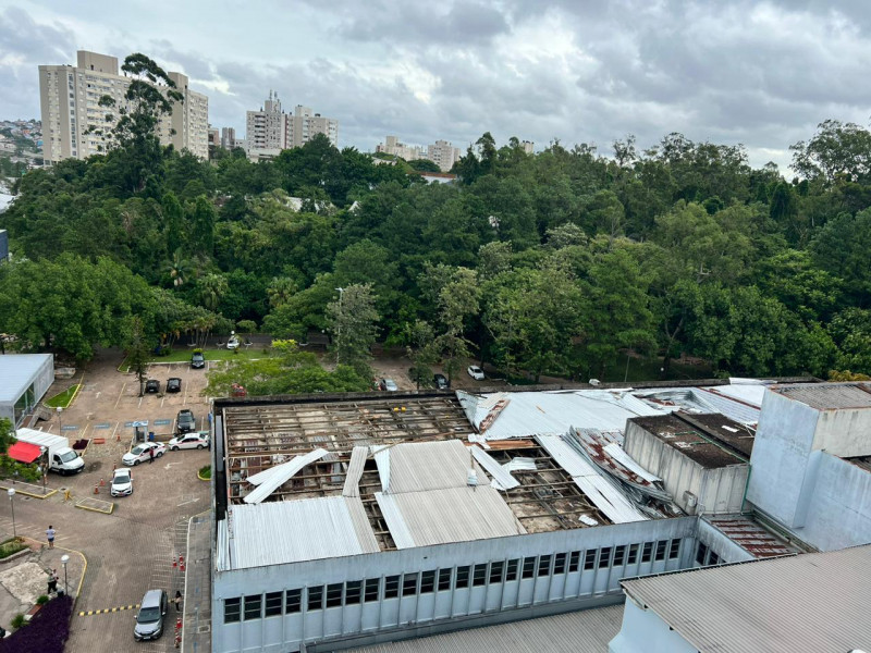 O hospital mais prejudicado foi o São Lucas, sofrendo destelhamento e danos estruturais a leitos