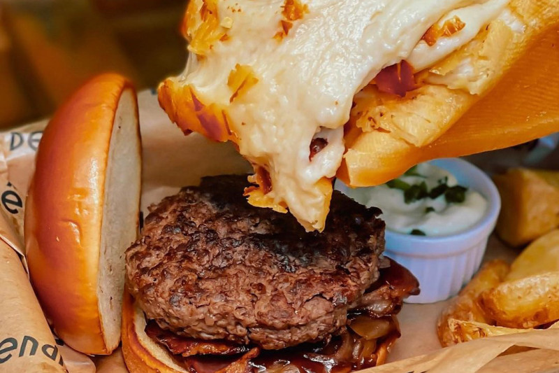 O hambúrguer com queijo servido na mesa é destaque da Bendizê Foto: INSTAGRAM/BENDIZE/REPRODUÇÃO/JC