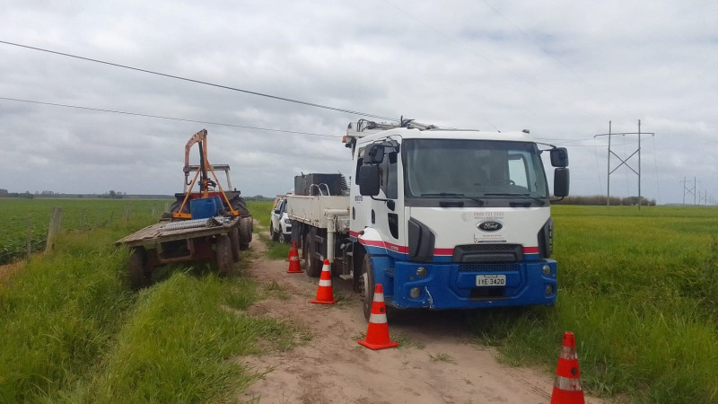 Acidente provocou o rompimento de cabos e queda da estrutura que leva energia
