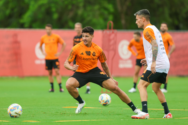 Coudet indica que vai usar time misto para enfrentar o São Luiz