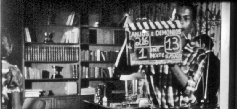 Afrânio Vital batendo claquete no set de 'Anjos e Demônios' (1970), dirigido por Christensen