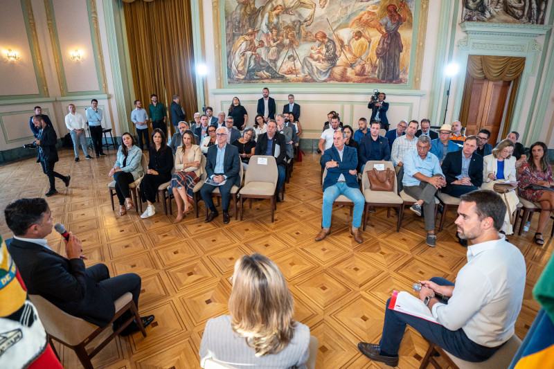 Reunião no Palácio Piratini discutiu problemas quanto ao restabelecimento da luz depois do temporal