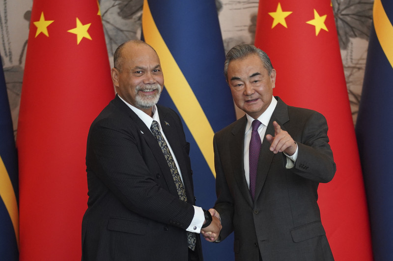 Ministro das Rela&ccedil;&otilde;es Exteriores da China, Wang Yi, reuniu-se com o ministro de Nauru, Lionel Aingimea, em Pequim