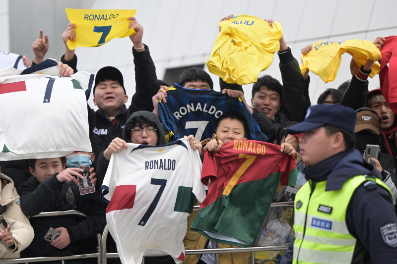 Fãs de Cristiano Ronaldo invadem hotel onde o jogador está na China