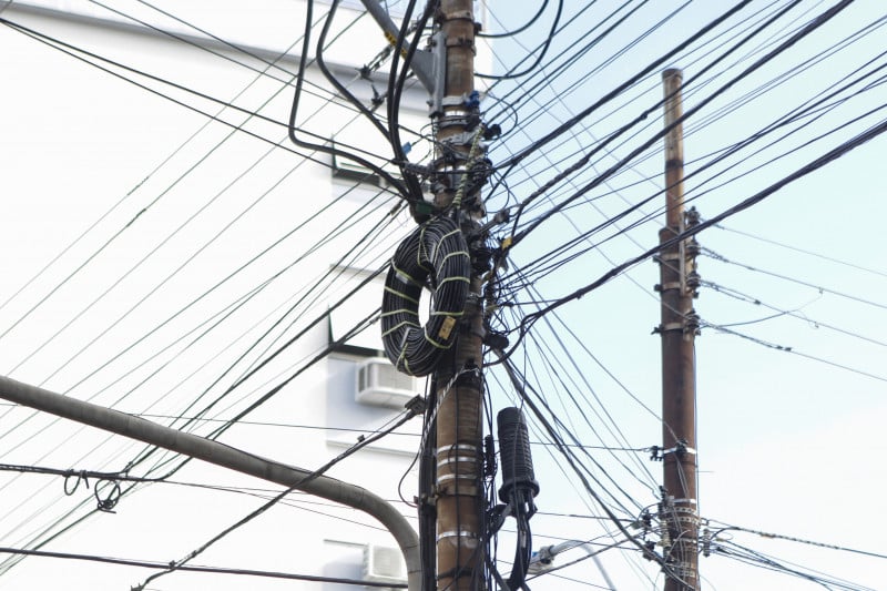 Justiça determinou que a empresa apresente, em até 60 dias, um plano de trabalho para efetuar a remoção de cabos, fios e equipamentos auxiliares soltos