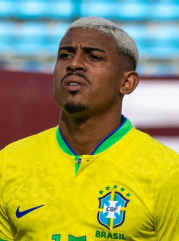 John Kennedy entra na linha para virar referência e estrear pela seleção