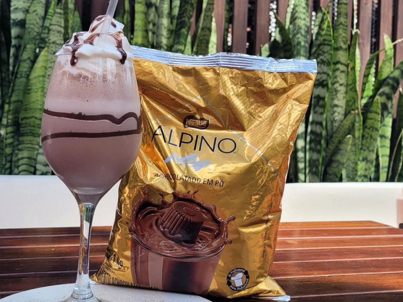 O Frapé de Alpino é uma das opções de bebidas geladas do Gatinhos Café Foto: INSTAGRAM/GATINHOS CAFÉ/REPRODUÇÃO/JC