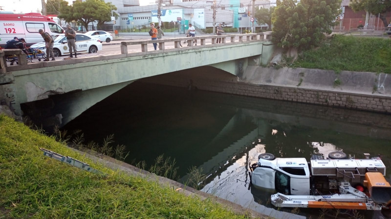 O veículo de uma empresa terceirizada da CEEE Equatorial caiu no Dilúvio por volta de 7h