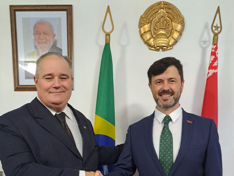 Secretário José Henrique Pires (e) recebeu o embaixador Sergey Lukashevich, de Belarus