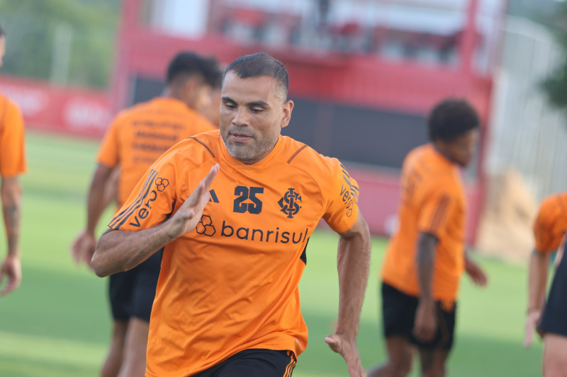 Coudet lida com escassez de defensores na largada da temporada do Inter