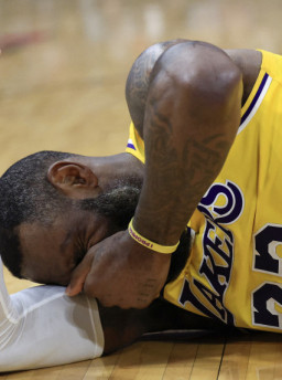 NBA tem vitória dos líderes, revés dos Bucks e tapa de desafeto em LeBron