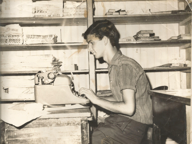 Elmar Bones em 1961, na máquina de escrever do jornal A Platéia 