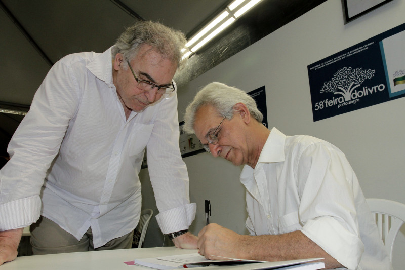 Ruy Carlos Ostermann pega Autógrafo do  livro "Uma Reportagem, Duas Sentenças", de Elmar Bones