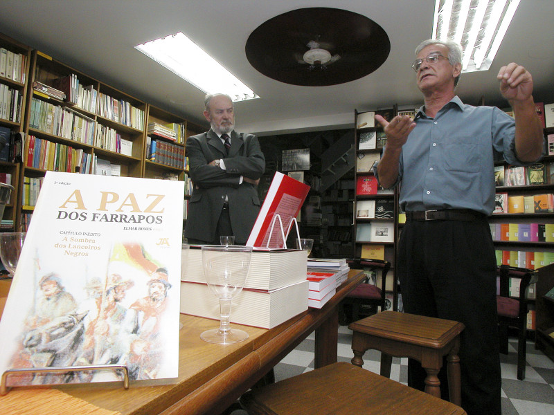 Durante o lançamento de livro "A Paz dos Farrapos", em 2005 