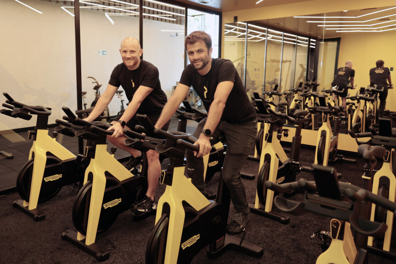 Cl&oacute;vis Filho e Lucas Pretto s&atilde;o s&oacute;cios na Pretto Treinamento, que abriu em janeiro sua terceira unidade na Capital, desta vez no Pontal Shopping Foto: T&Acirc;NIA MEINERZ/JC
