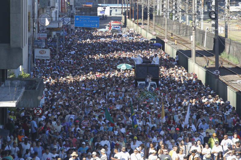 População lotou avenidas como a Mauá, acompanhando a santa na procissão de Navegantes