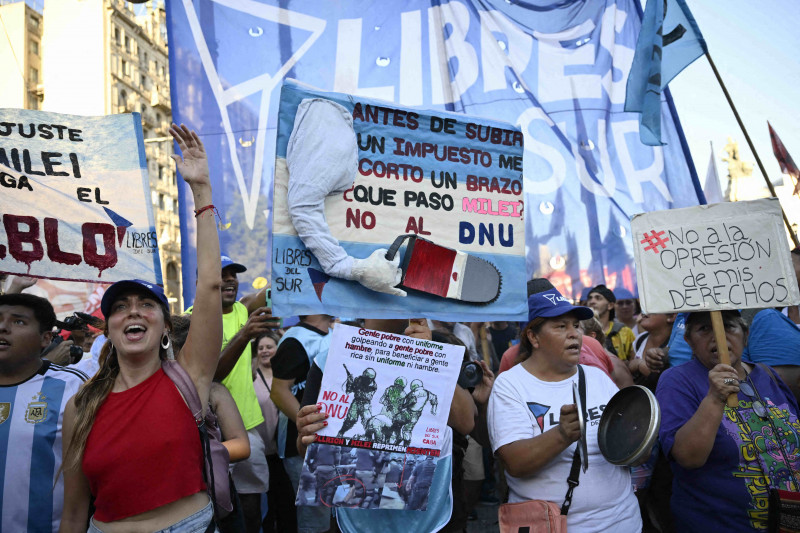 Atos que ocorrem pressionam Congresso contra votação do pacote apelidado de "lei ônibus"
