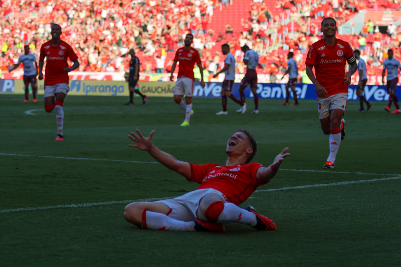 Centroavante Lucca saiu do banco e marcou duas vezes 