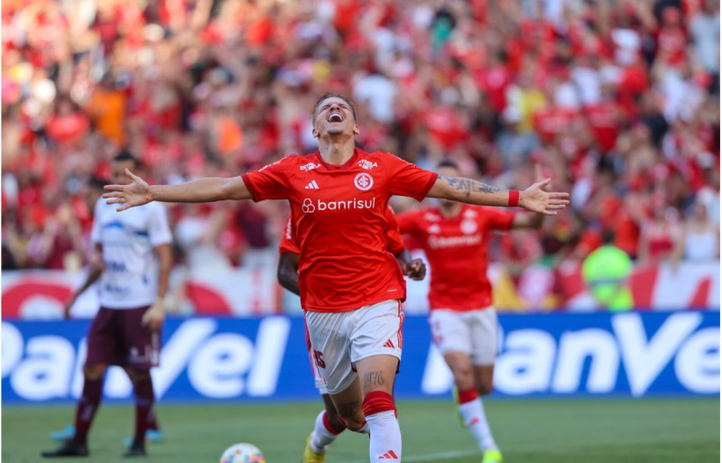 Lucca fez os gols da partida e saiu aplaudido pelos torcedores