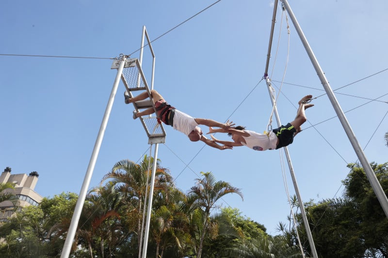 O movimento mais ousado chama-se catch, quando o trapezista se solta da sua estrutura e &eacute; segurado por outro companheiro Foto: T&Acirc;NIA MEINERZ/JC