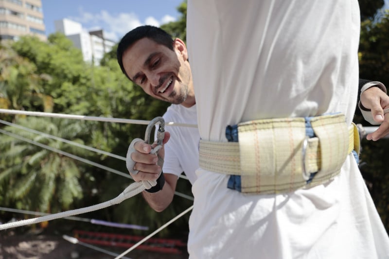 Chegando na parte mais alta da estrutura de quatro metros, Alexandro coloca as cordas de seguran&ccedil;a para realiza&ccedil;&atilde;o do salto Foto: T&Acirc;NIA MEINERZ/JC
