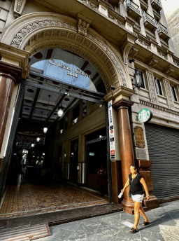 Starbucks só piora no Brasil: loja fechando mais cedo à falta de tampa de copo