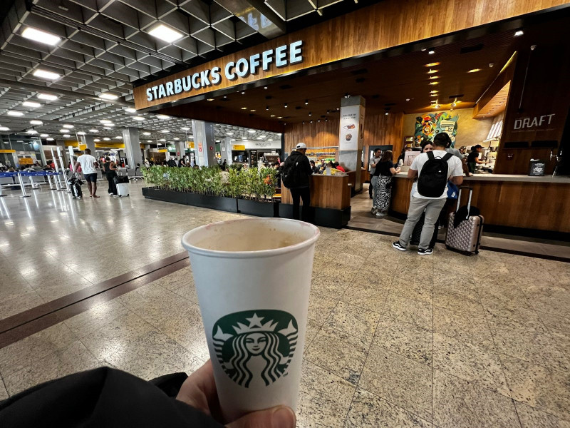 Minuto Varejo - Starbucks - Aeroporto de Guarulhos - GRU - área de embarque - cafeteria - crise SouthRock - recuperação judicial - cafés - bebidas - marcas icônicas - gastronomia - consumo - copo de café sem tampa - falta de insumos - cliente 