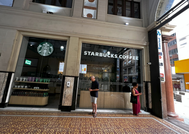 Starbucks na Galeria Chaves, em Porto Alegre, reduziu horário devido à falta de pessoal