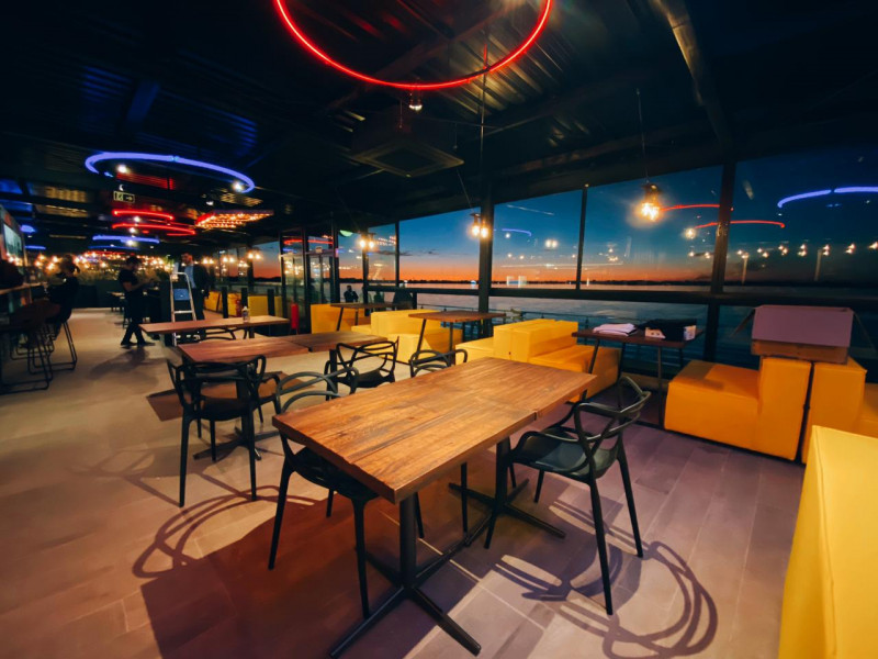 Wills Bar do Cais Embarcadero recebe galeria itinerante da Pax, com obras à venda, e inauguração com DJ Mosquito na quinta-feira (8), às 17h 