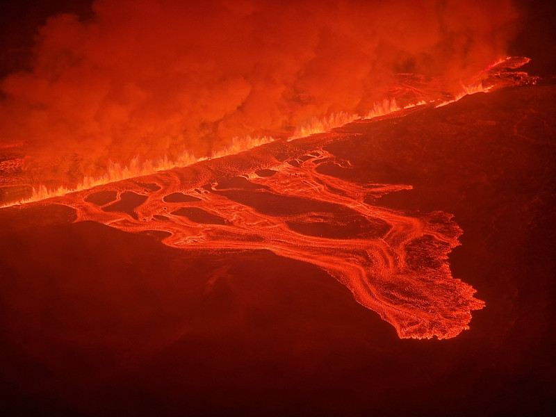 A erupção começou por volta das 6h no horário local ao longo de uma fenda de três quilômetros