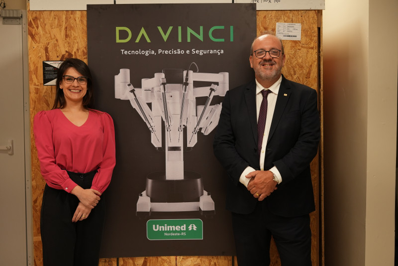Coordenadora do Programa de Cirurgia Robótica, Thaís Bordin, e o presidente da Unimed Nordeste-RS, André Leite