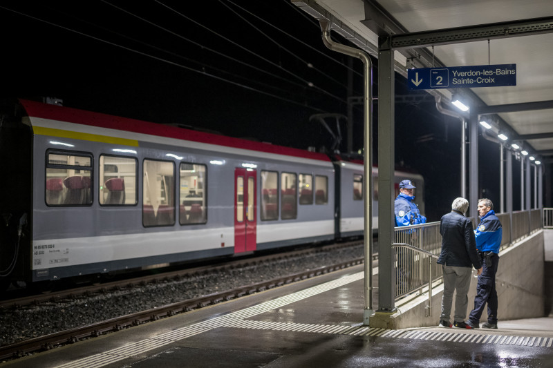 O trem foi mantido isolado e com as portas fechadas na estação de Essert-sous-Champvent