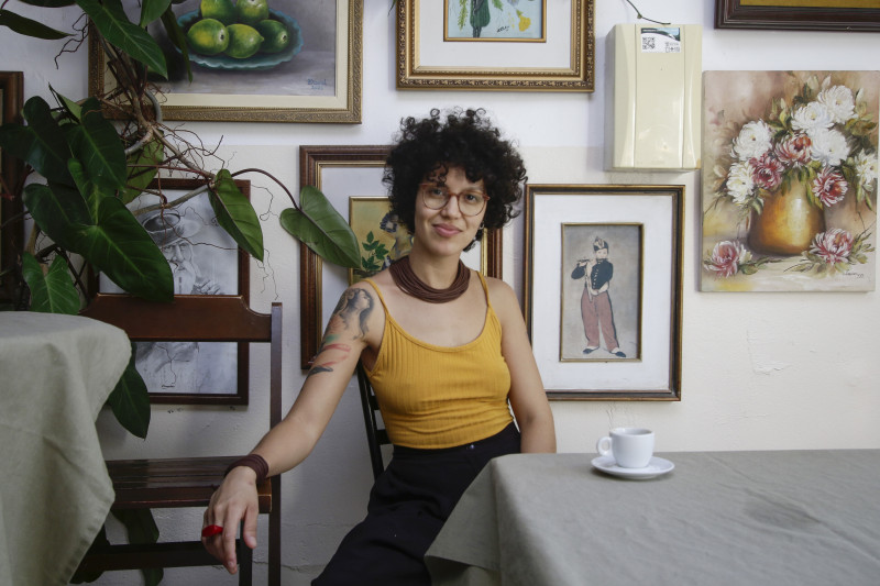 Cantora, compositora e performer prepara lançamento de novo trabalho e se consolida como uma das vozes únicas da nova música feita no Rio Grande do Sul