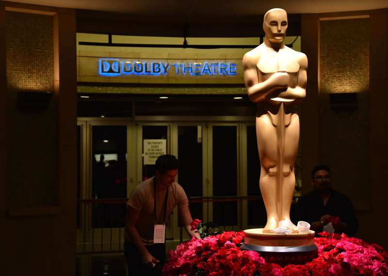 WORKERS ARRANGE FLOWERS NEXT TO AN OSCAR STATUE AT THE RED CARPET OUTSIDE THE DOLBY THEATRE AS PREPARATIONS ARE UNDERWAY FOR THE 87TH ANNUAL ACADEMY AWARDS IN HOLLYWOOD, CALIFORNIA ON FEBRUARY 21, 2015. THE 87TH OSCARS TAKE PLACE ON FEBRUARY 22 AT HOLLYWOOD'S DOLBY THEATRE. AFP PHOTO/MLADEN ANTONOV