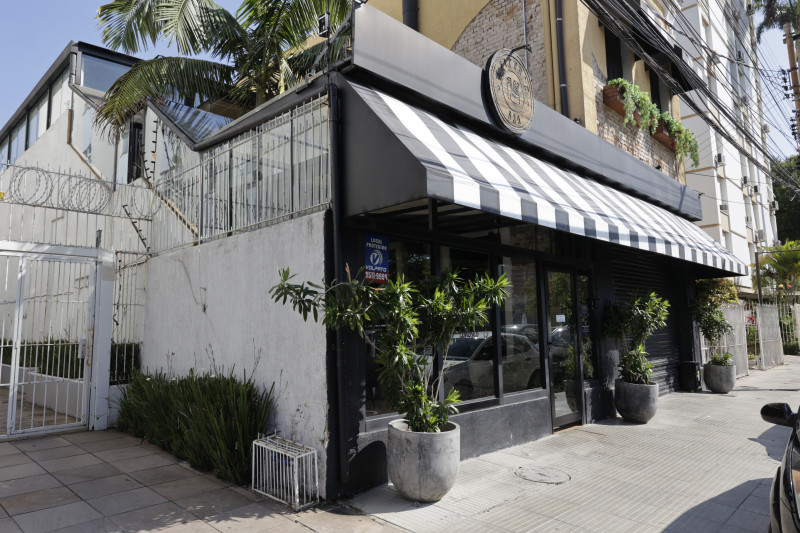 {'nm_midia_inter_thumb1':'https://www.jornaldocomercio.com/_midias/jpg/2024/02/14/206x137/1_minutovarejo_leiteria_antigo_ponto_obras_porto_alegre_jornal_do_comercio-10472140.jpg', 'id_midia_tipo':'2', 'id_tetag_galer':'', 'id_midia':'65ccc7f11daed', 'cd_midia':10472140, 'ds_midia_link': 'https://www.jornaldocomercio.com/_midias/jpg/2024/02/14/minutovarejo_leiteria_antigo_ponto_obras_porto_alegre_jornal_do_comercio-10472140.jpg', 'ds_midia': 'minuto varejo leiteria - novo ponto - antigo ponto avenida Venâncio Aires - porto alegre - café - cafeteria - padaria - restaurante - bar - gastronomia', 'ds_midia_credi': 'TÂNIA MEINERZ/JC', 'ds_midia_titlo': 'minuto varejo leiteria - novo ponto - antigo ponto avenida Venâncio Aires - porto alegre - café - cafeteria - padaria - restaurante - bar - gastronomia', 'cd_tetag': '1', 'cd_midia_w': '800', 'cd_midia_h': '533', 'align': 'Left'}