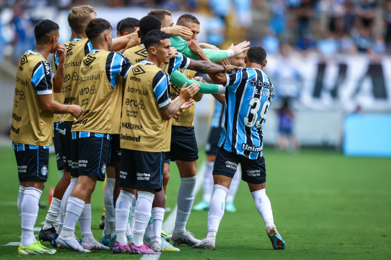 Grêmio vence Santa Cruz por 6 a 2 e assume liderança