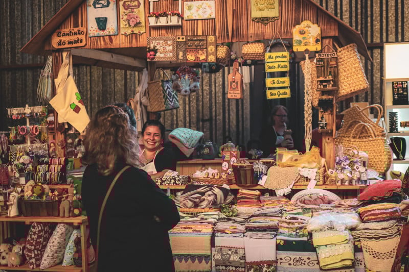 Visitantes vão encontrar pratos da gastronomia italiana, artesanatos típicos e pipas de vinho e suco de uva 