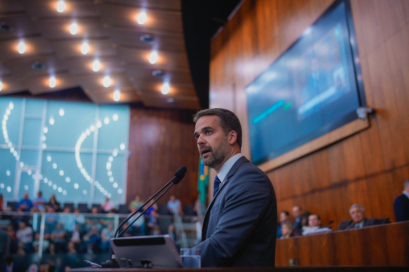 Eduardo Leite esteve na Assembleia Legislativa para ler mensagem aos deputados