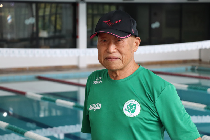 Osamu Takarada compete em cinco provas na categoria 80+ no Mundial de Natação Máster